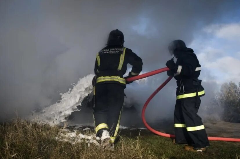 Фото пожарных. Мчс россии в чрезвычайных ситуациях:. Спасатель с земли. Михаил слесаренко все книги по сериям. Пожарные спасают людей.