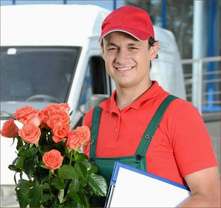 Курьер с букетом цветов фото. Цветочная лавка на кирочной. Доставка цветов санкт-петербург недорого. Цветы курьером санкт петербург недорого. Цветы с доставкой спб 24 часа.