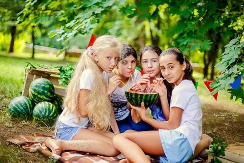 Юных в троих