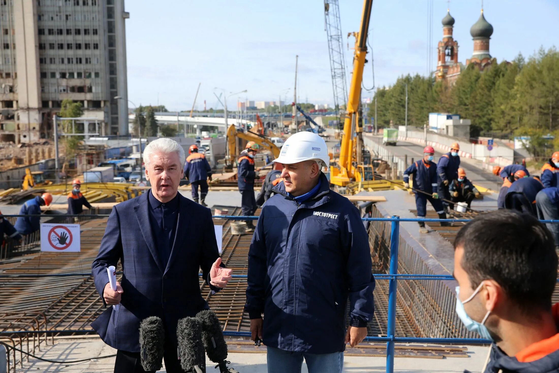 Время новости москва. Собянин на открытии моста. Строительство в Москве Собянин открытие. Собянин на встрече с рабочими Волоколамское шоссе.