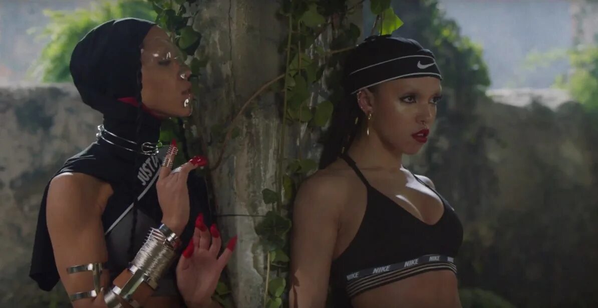 Fka twigs two weeks. Талия барнетт. талия дебретт барнетт. fka twigs британская певица. fka twigs фигура.