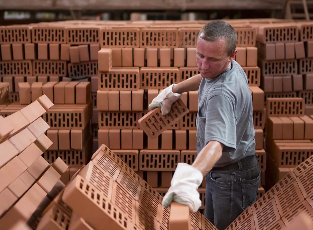 Глина для кирпича. Декоративный кирпич из гипса. Изготовление кирпичиков. Адоба -кирпич саманный. Куча кирпичей.