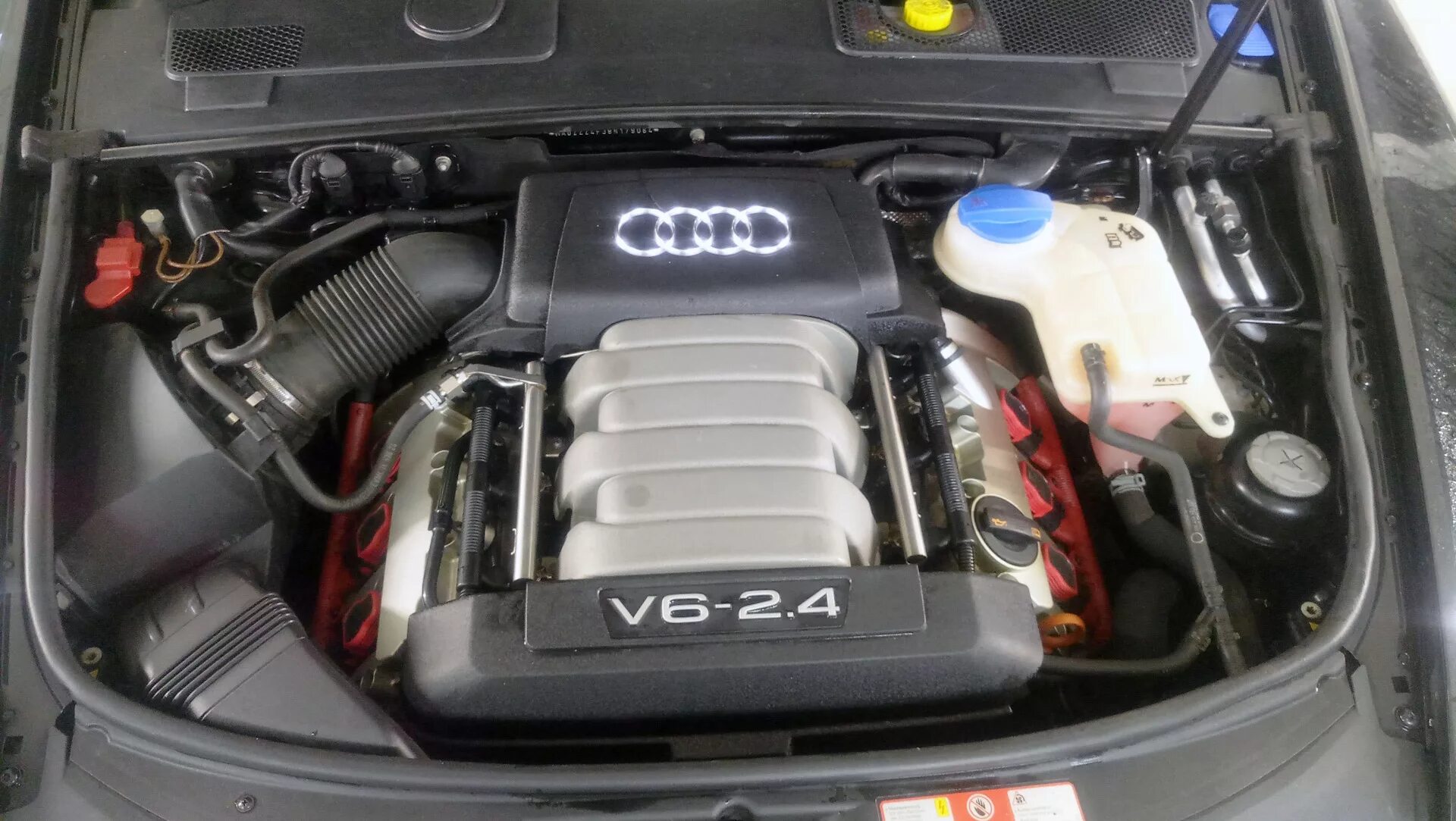 A6 c4 2.6. Audi a6 c6 4.2 мотор. Audi a6 c5 2.4 ГБО. Подкапотка Ауди а6с6 3.2. Ауди а6с6 моторный отсек.