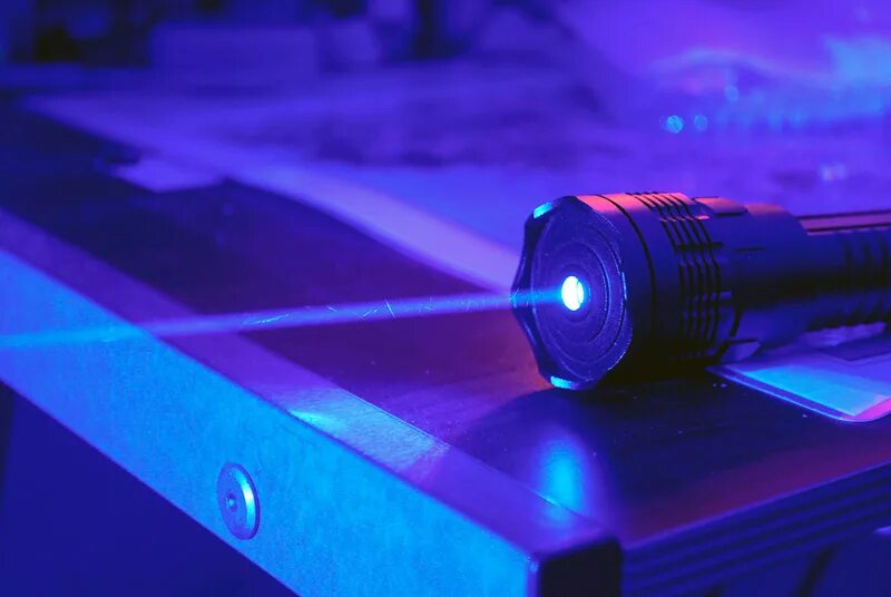 Лазер. Ультрафиолетовый лазер. Лазерный излучатель. Лазерный Луч.
