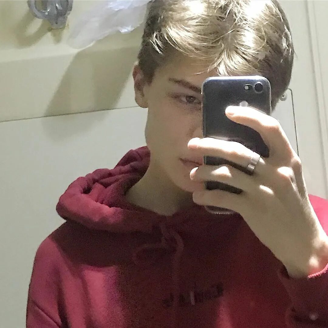 Парни 14 селфи. Мальчик для фейка. селфи парень 16 лет для фейка. мальчик 15 лет селфи. парень 13 лет для фейка.