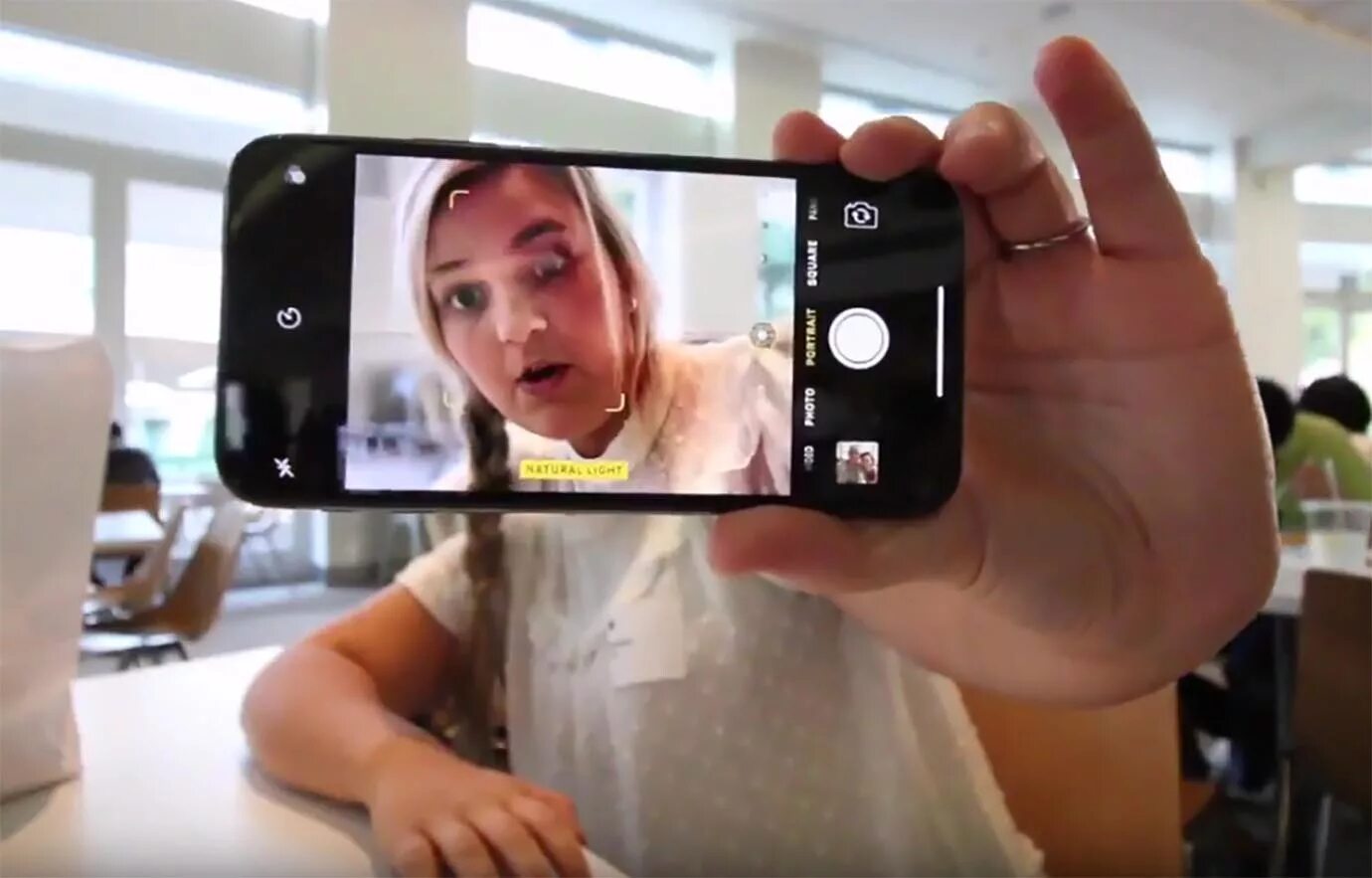 Круто снимать на айфон. Съемка iphone x. блогер снимает себя на смартфон. съемка видео на айфон. видеоролики на айфон.