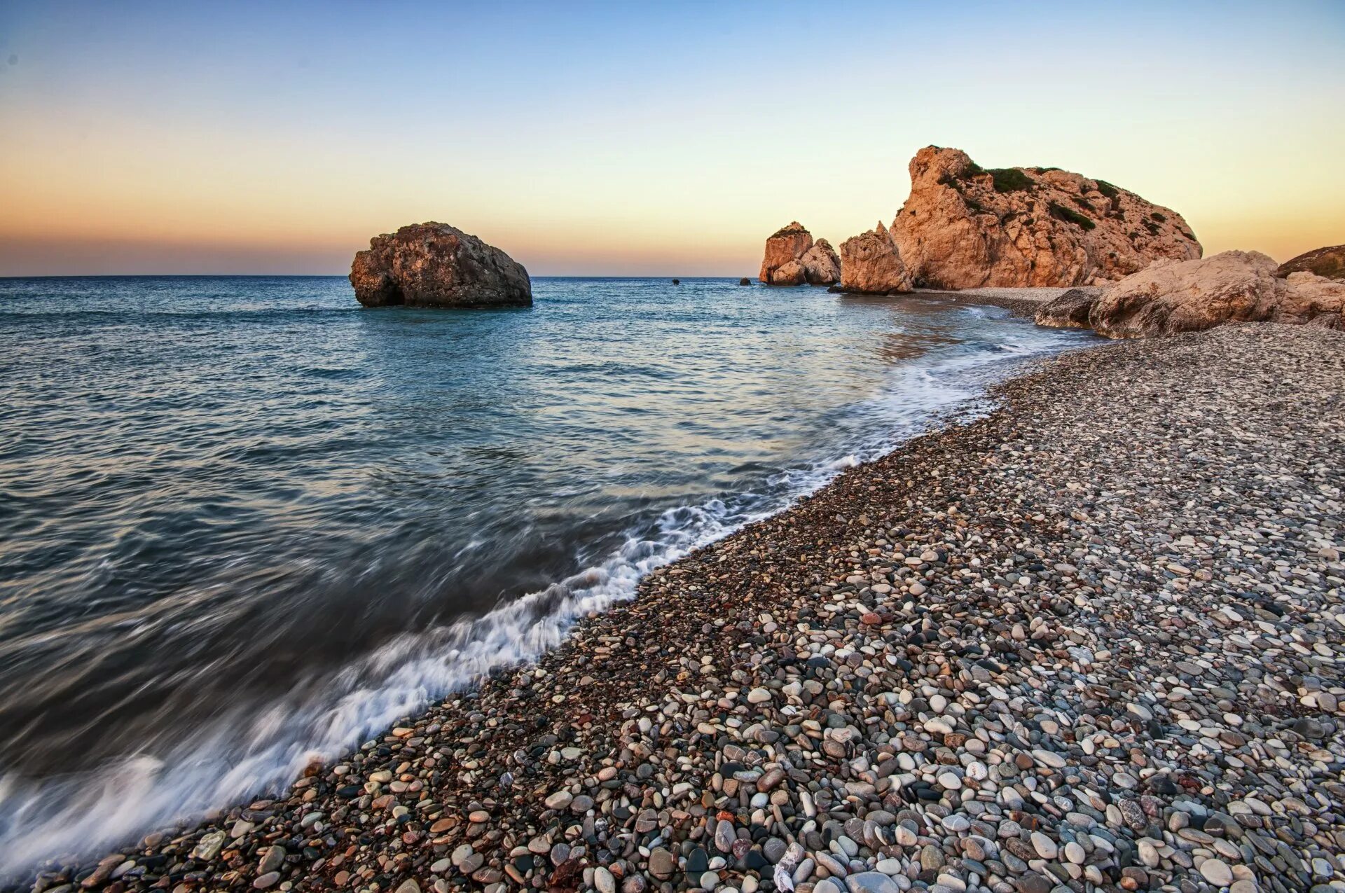 Крым фото пляжей. Черное море галечный берег. Каменистые пляжи черного моря. Пляж камешки Феодосия. Галечный пляж Корсика.