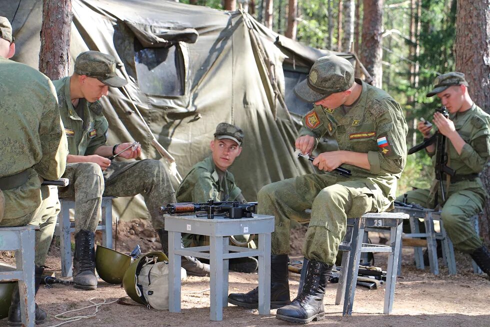 Военные в полевых условиях. Полевые условия. Работа в полевых условиях. Полевой лагерь военнослужащих вс РФ. Служба в полевых условиях