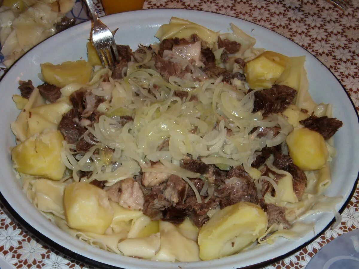Как приготовить бешбармак с мясом. Бешбармак. бешбармак с шужук. бешбармак с говядиной. бешбармак дагестанский.