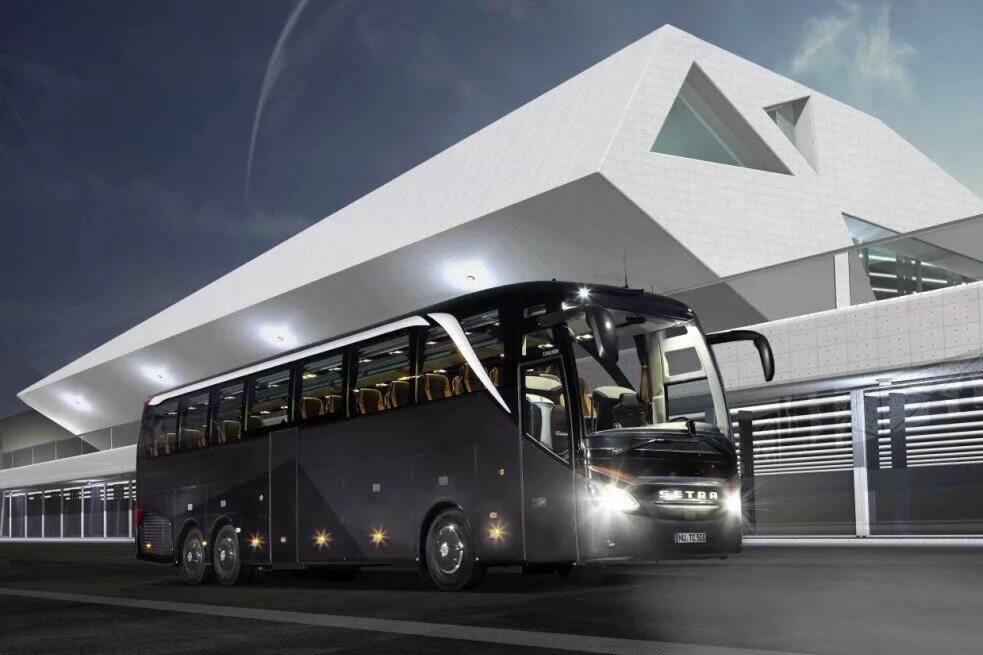 перевозка пассажиров. красивый автобус. автобус мерседес бенц травего. пассажирский автобус. пассажирский автотранспорт.