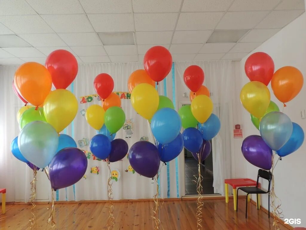 Украшение разноцветными шарами. Украшение воздушными шарами детских праздников. Воздушные шары на выпускной. Украшение зала цветными шарами.