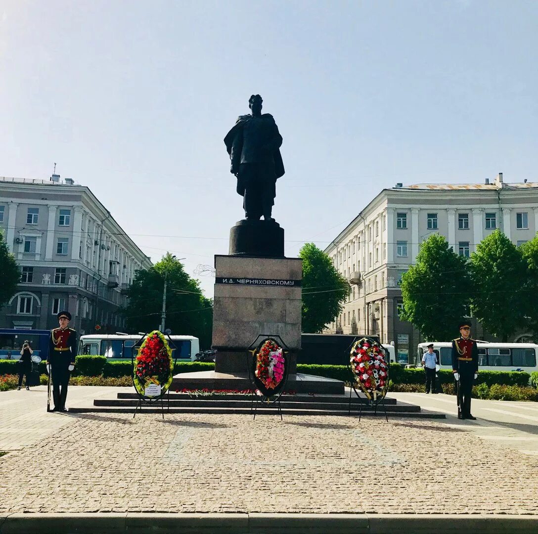 Памятник генералу в воронеже. Томский. Памятник генералу черняховскому в воронеже. Д черняховскому воронеж. Памятник генералу черняховскому в воронеже.
