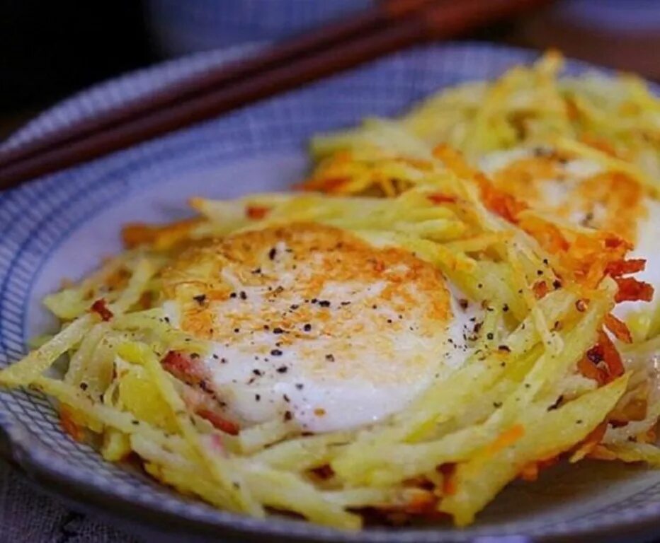Картофельные гнезда с яйцом. Картофель с яйцом. Завтрак из картошки и яиц. Яичница с картошкой. Рецепт картошки с яйцом в духовке