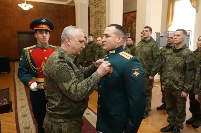 российские военные в госпитале. награждение российских военнослужащих. награждение военнослужащих. награждение военнослужащих. награждение военных рф на украине.