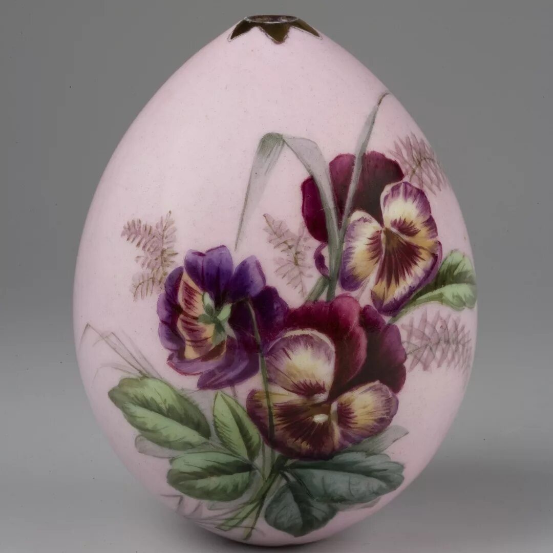 пасхальное яйцо стекло императорский стекольный завод. пасхальное яйцо 2024. подставка под яйцо фарфор. голубое пасхальное яйцо императорский фарфоровый завод. пасхальное яйцо 2024.