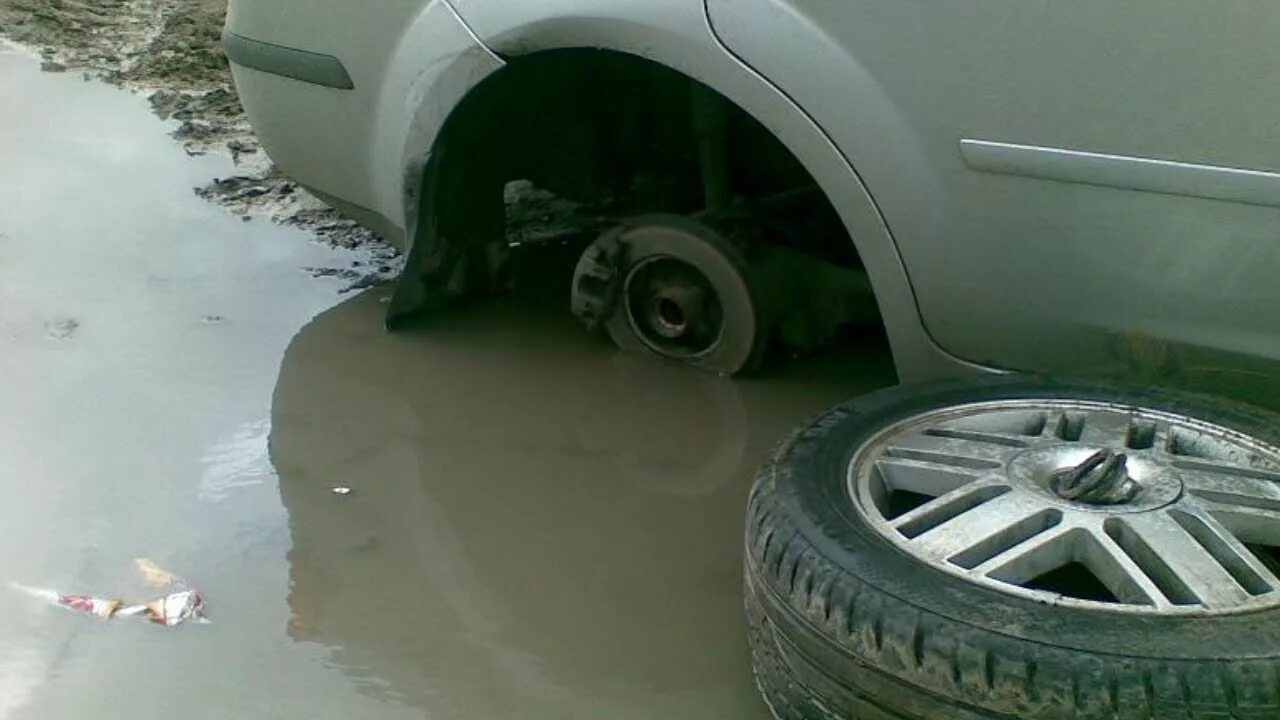 Мазда обгоняет колесо. Момент авто. Колесо автомобиля. Отлетело колесо на ходу. Отвалилось колесо.