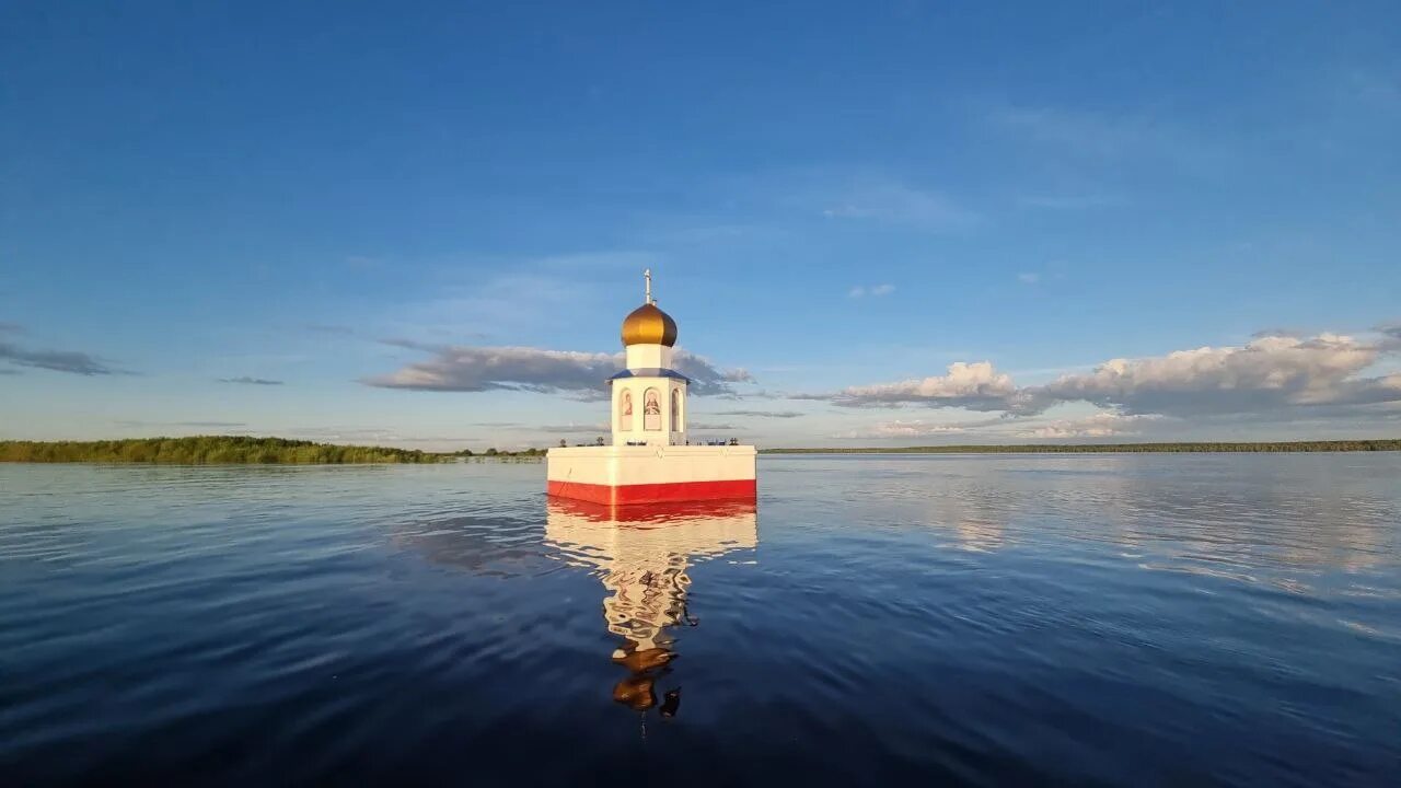 Слияние Оби и Иртыша Ханты Мансийск. Часовня на слиянии Иртыша и Оби. Плавучая часовня в Ханты-Мансийске. Часовня на реке Ханты-Мансийск.