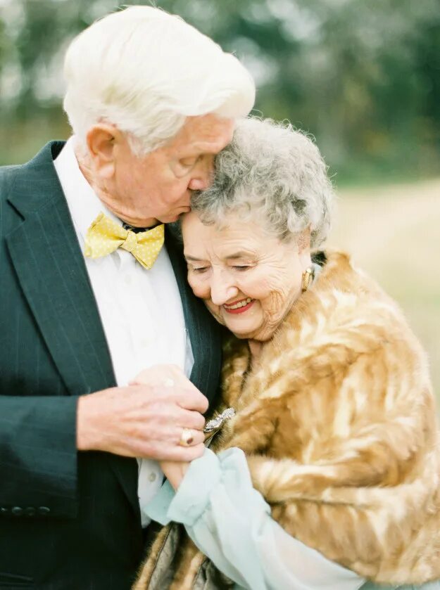 Супруги в старости. Пожилые люди. Красивые пожилые пары. Бабушка и дедушка. Счастливые старики.