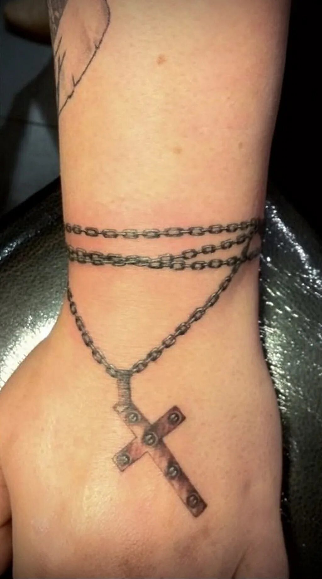 наколока крета с чепочкой. тату крест с цепочкой. тату цепочка с крестом. тату крест с цепочкой. эскиз крест с цепочкой на запястье.
