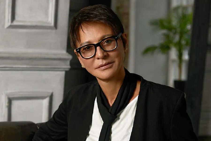 Где хакамада сейчас и чем занимается 2025. Ирина муцуовна хакамада. ири́на муцу́овна хакама́да. ирина хакамада 2004. хакамада в молодости.
