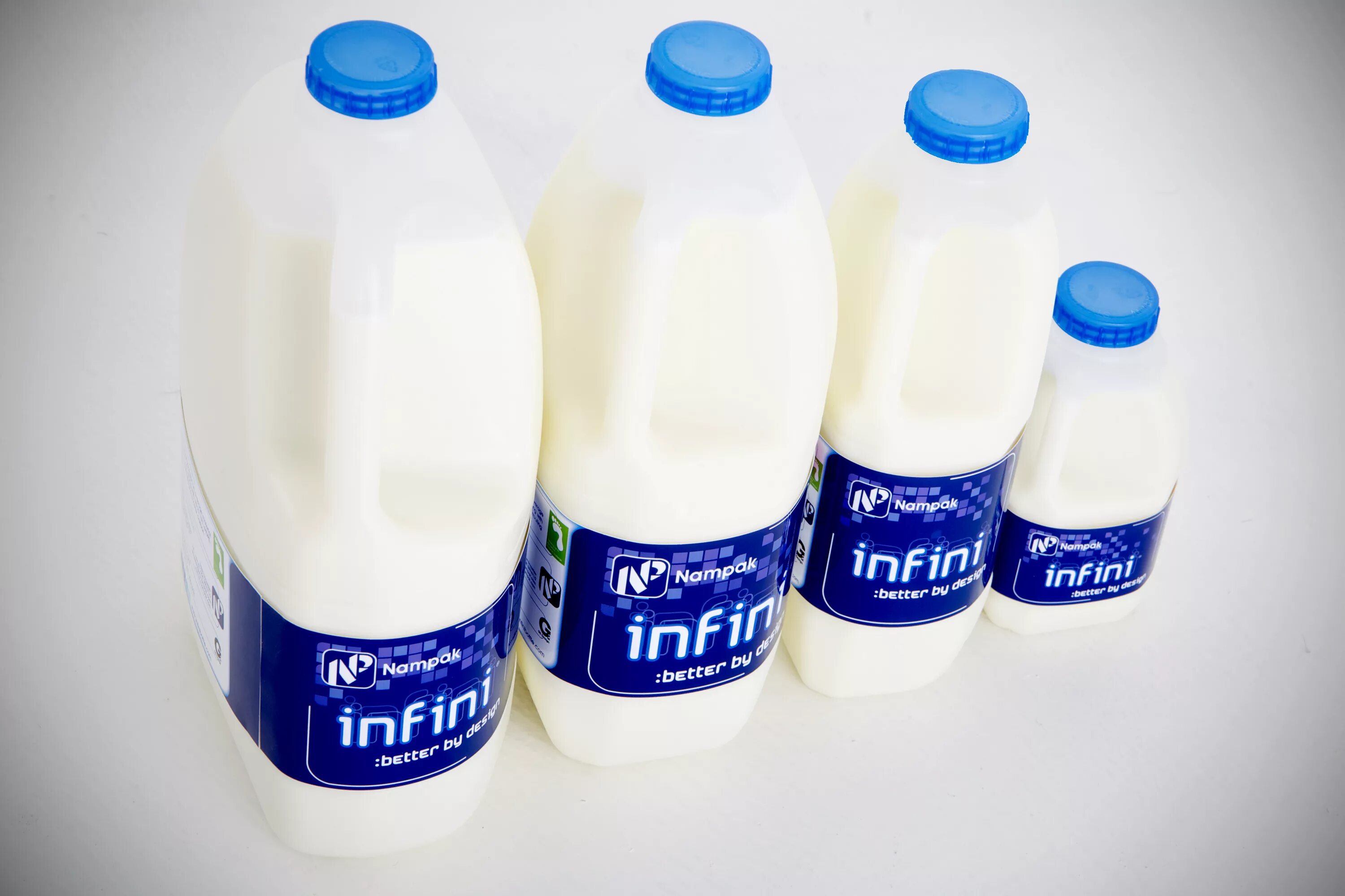 Бутылка молока. Молоко в бутылке. Бутылка 0,5 молоко ПЭТ. Маркировки прозрачных бутылок молока. Разлив молока в бутылки