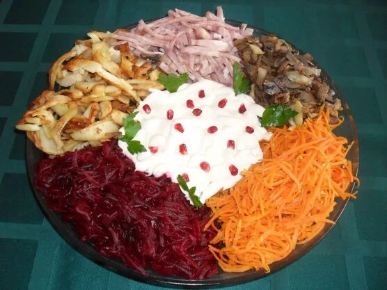 Салат кучками с корейской. Салат ромашка с чипсами кучками. Салат ералаш с корейской морковкой. Кучками салаты фото. Салат горка.