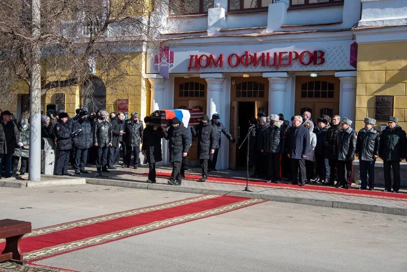 Простились с офицером. Петрунин генерал МВД. В доме офицеров простились.