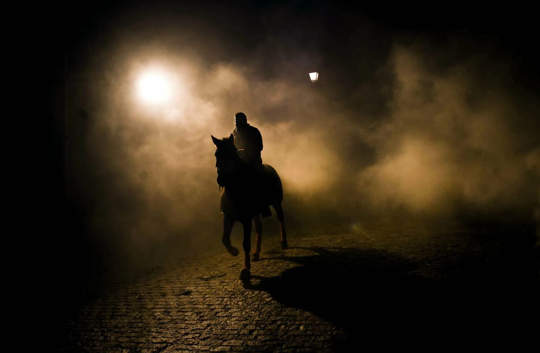 Лошадь в темноте. Ночной всадник. Конь ночью. Всадник в темноте. Всадник в тумане.