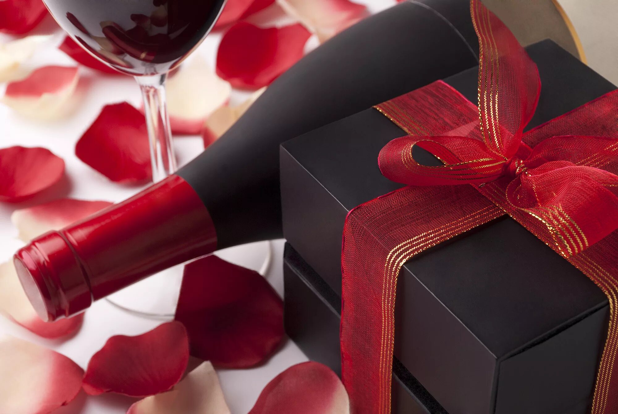 Можно ли подарить. Вино в подарок. Подарочное вино. Вино в подарок женщине. Цветы и вино подарок.