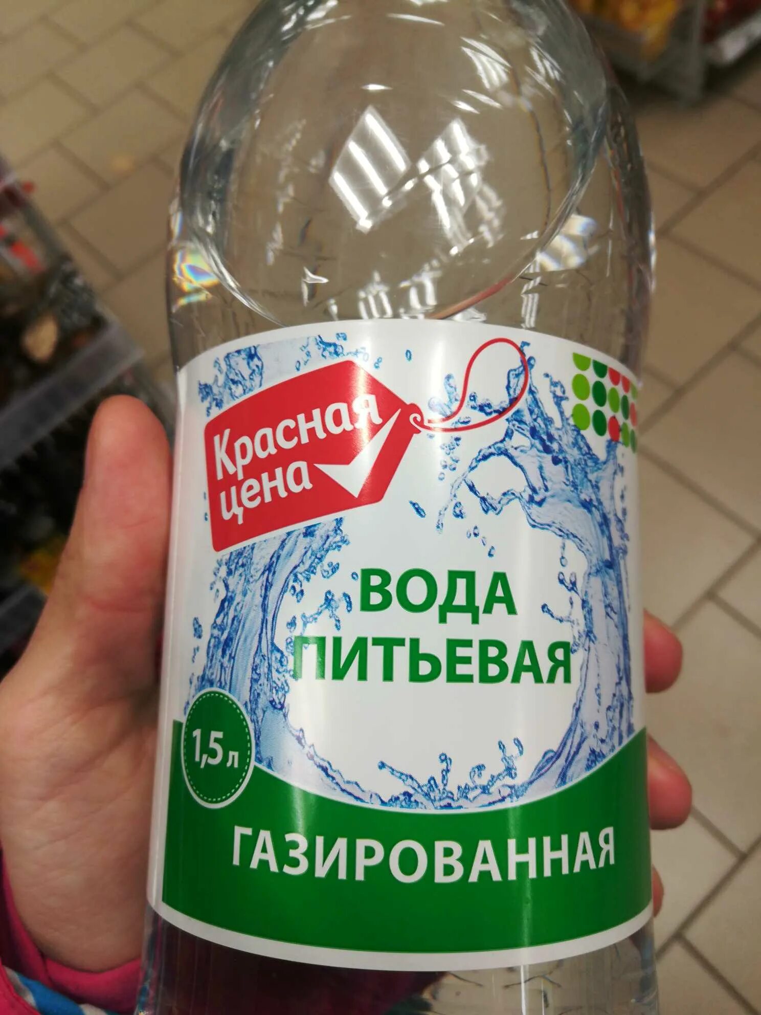 Вода пятерочка красная. Питьевая вода в Пятерочке. Питьевая вода газированная Пятерочка. Газированная вода в Пятерочке. Вода питьевая из Пятерочки.