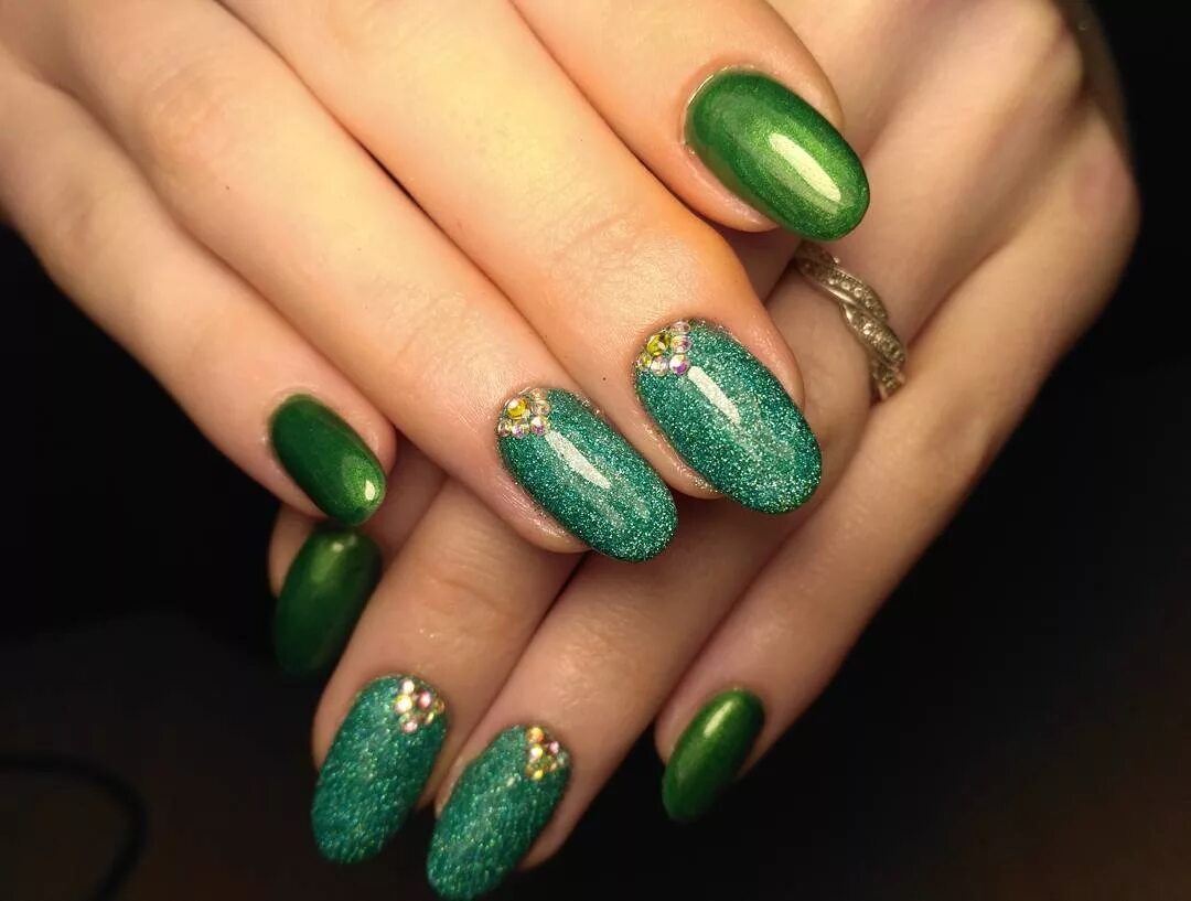 Ногти зеленый золотой. Маникюр зеленый. Дизайн ногтей зеленый. Салатовый маникюр. Маникюр зеленый с золотом.