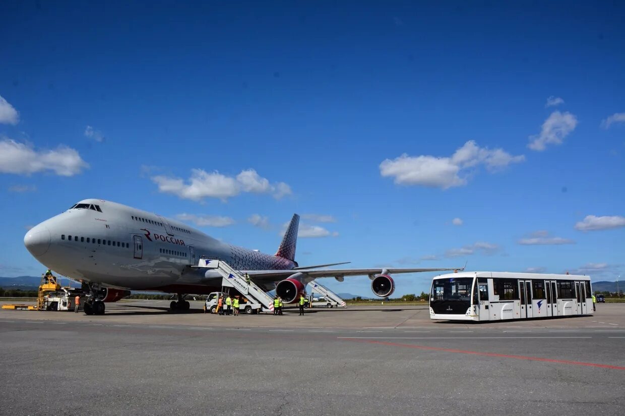 Боинг 747 Хабаровск. 747 Боинг аэропорт Южно Сахалинск. Хабаровск Боинг 747 Хабаровск. Боинг 747 Хабаровск Москва. Авиарейс москва хабаровск