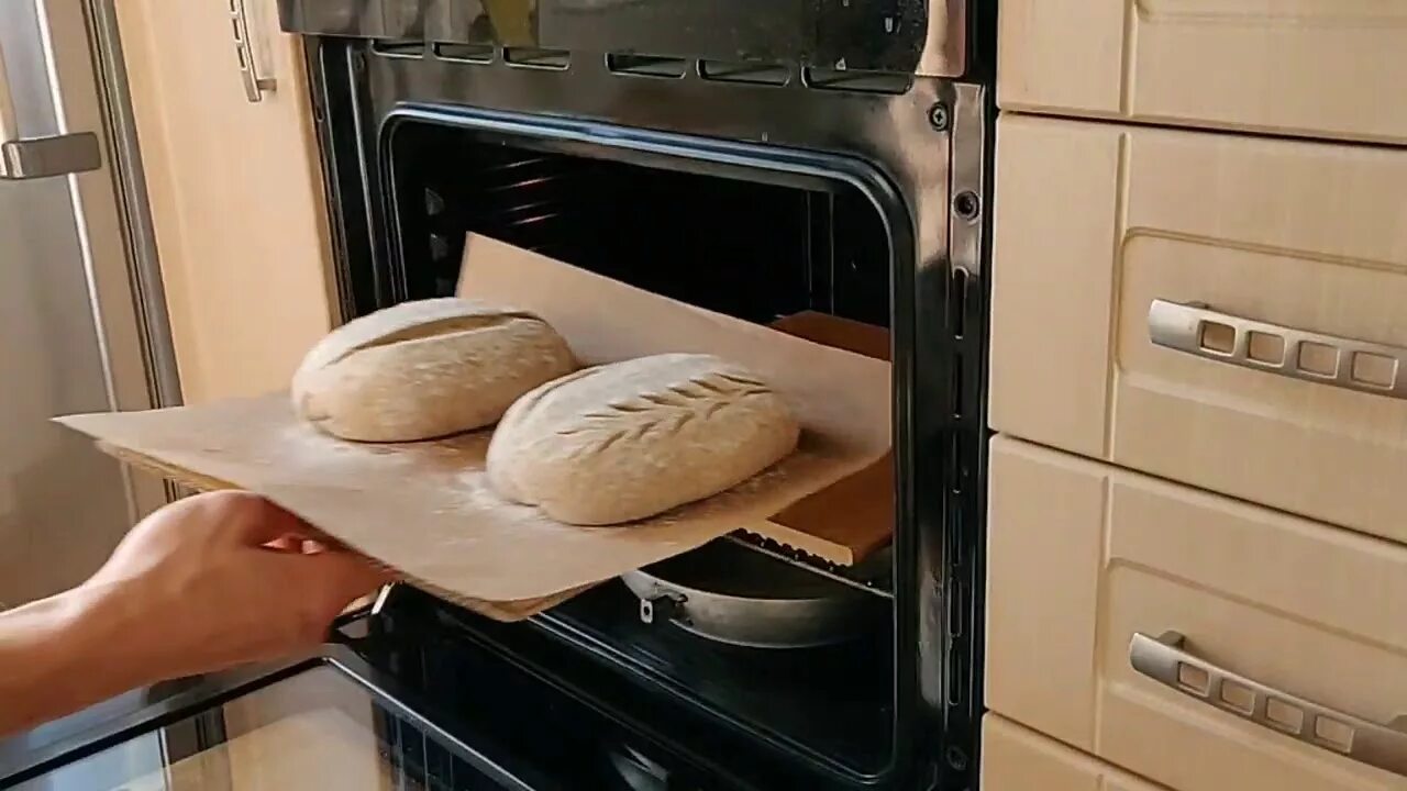 Выпекание хлеба на Камне. Печь хлеб в духовке. Хлеб на пекарском Камне. Емкость для хлеба для духовки.