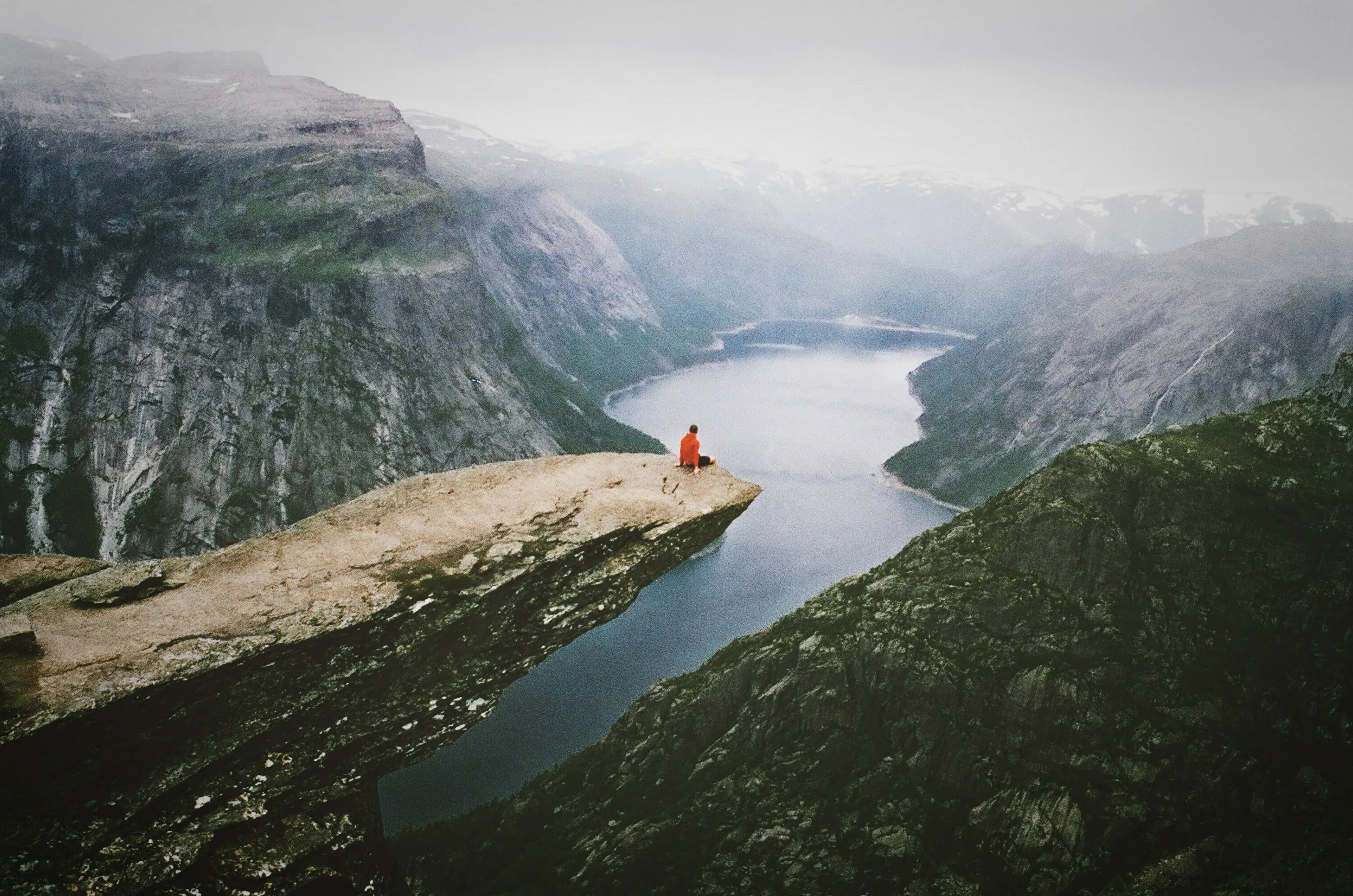 The cliff 4. Фрилуфтслив, Норвегия. Язык тролля Норвегия. Язык тролля Дагестан гор. Язык тролля Норвегия фото.