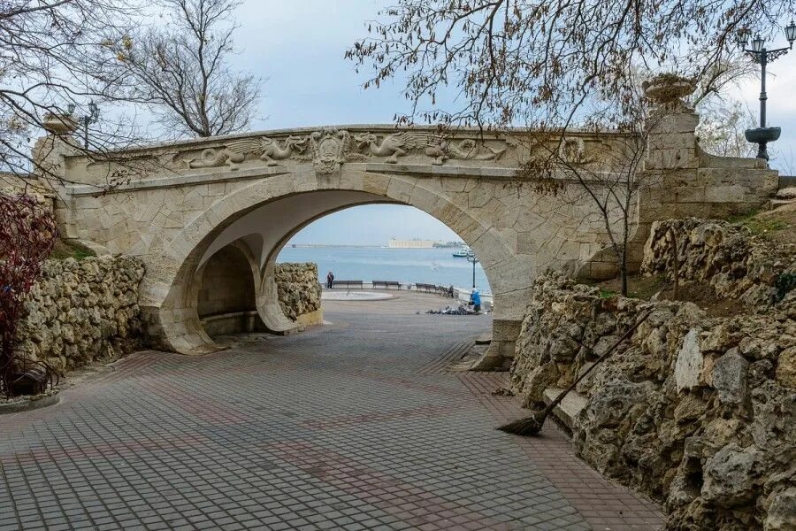 Погулять в севастополе. Мост влюбленных Севастополь. Приморский бульвар Севастополь. Арка Приморского бульвара Севастополь. Мостик на Приморском бульваре в Севастополе.