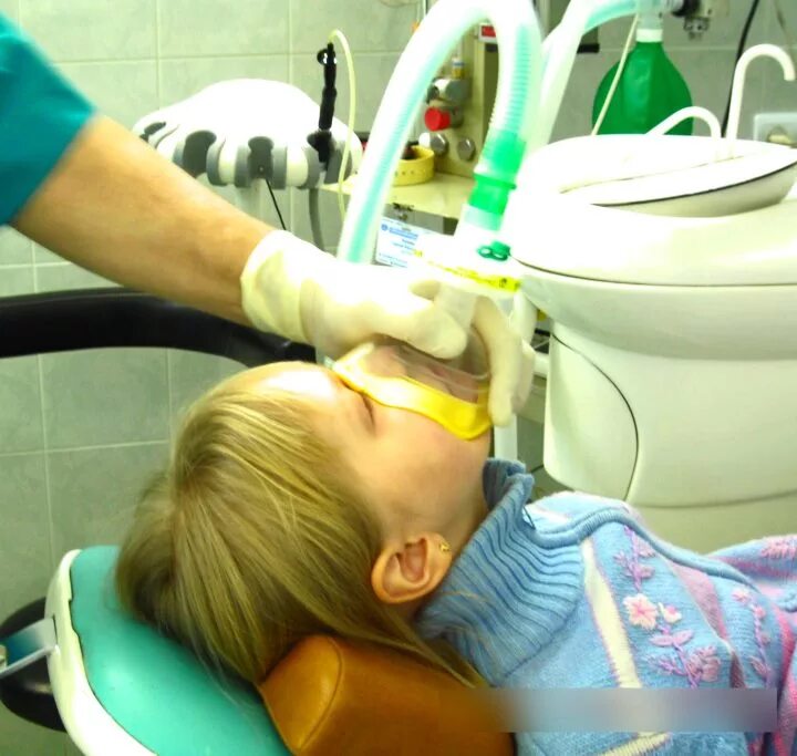 Общий наркоз в стоматологии. Зуб под общим наркозом. Детская стоматология наркоз Севоран. Общий наркоз в стоматологии для детей.