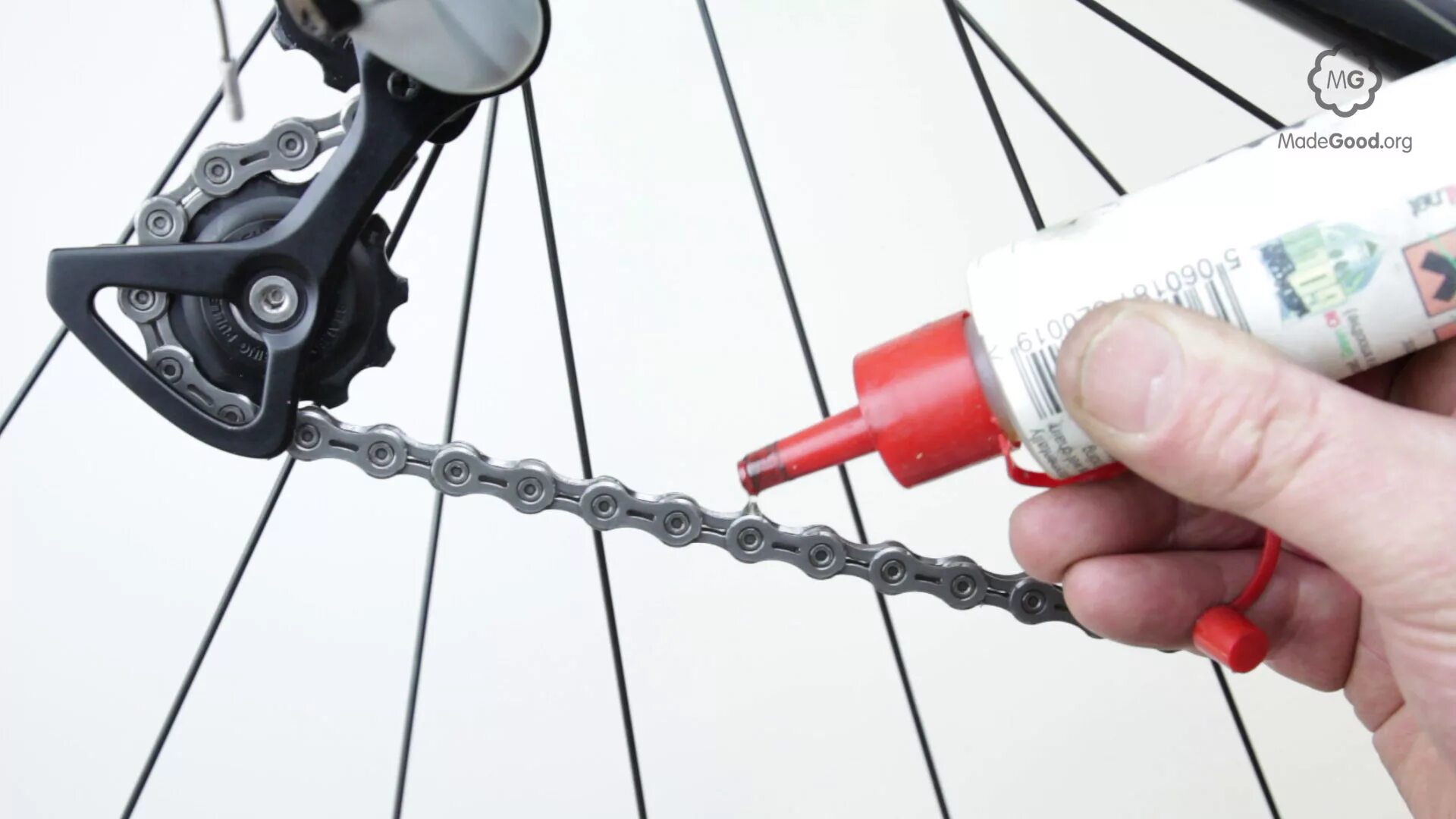 Как называется цепь на велосипеде. WD-40 для цепи велосипеда. Цепь на скоростном велосипеде. Натяжитель цепи велосипеда. Цепной механизм велосипеда.
