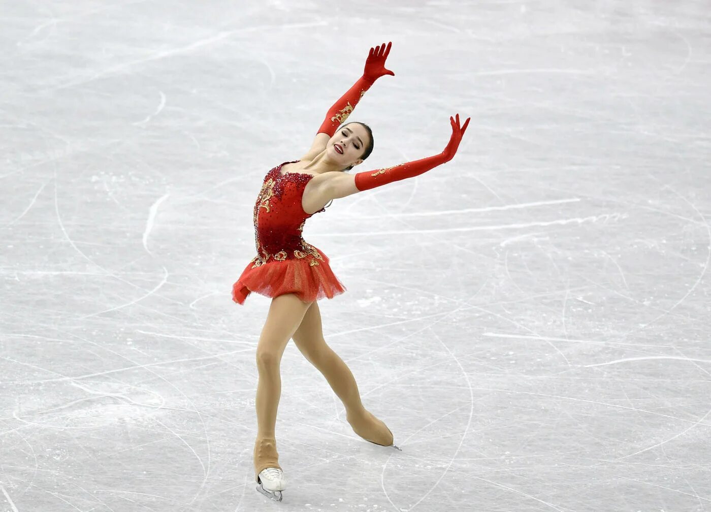 олимпийская чемпионка по фигурному катанию алина загитова. алина загитова олимпиада 2018. алина загитова в красном платье. загитова в красном платье. загитова в красном платье.