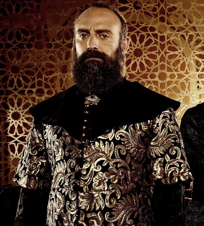 Султан сулейман злится. Молодой султан сулейман актер. Где родился сулейман. Халит эргенч султан сулейман. Султан сулейман кануни.