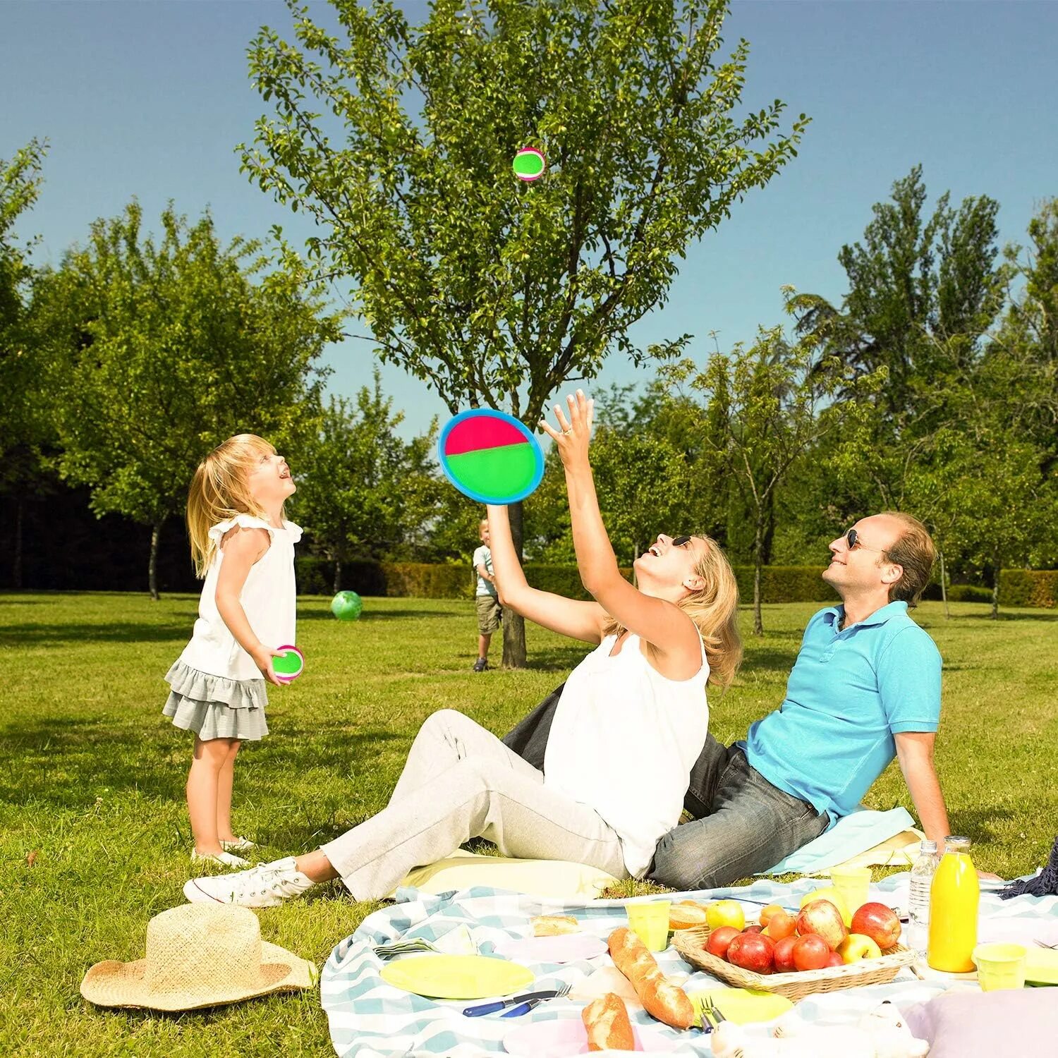 Семейный праздник на природе. Пикник на природе. Пикник с семьей на природе. Семейная фотосессия пикник.