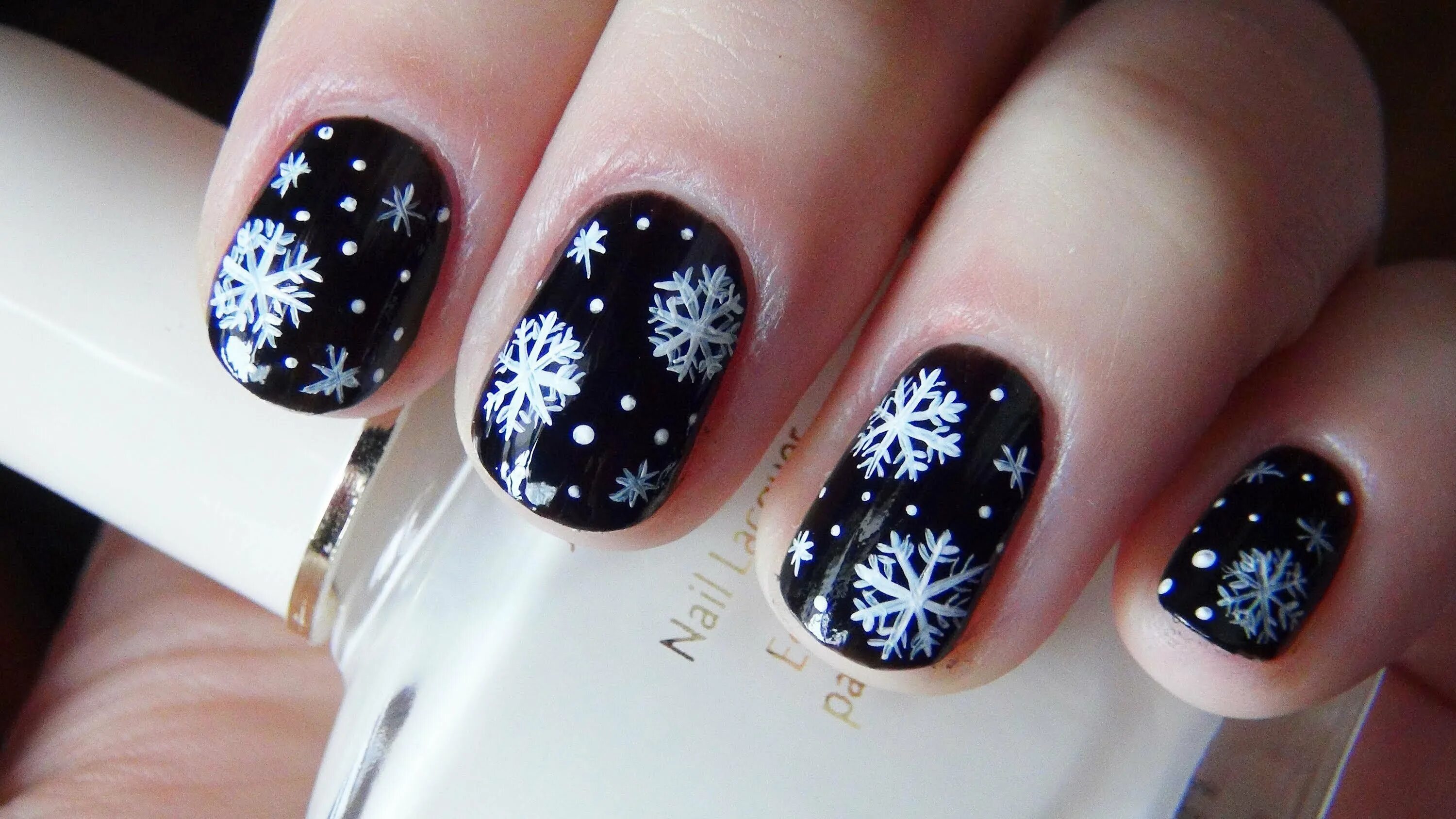 красивые ногти на новый год. маникюр дизайн новогодний на короткие ногти гель. ногти вишня на новогодние. прозрачный маникюр со снежинками. зимний маникюр.