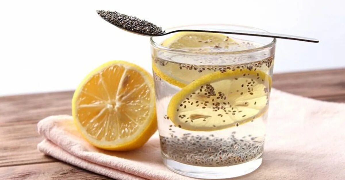 Вода с семенами чиа и лимоном. Семена чиа с лимоном. Семена чиа в напитках. Chia Seed напиток. Вода с семенами льна для похудения