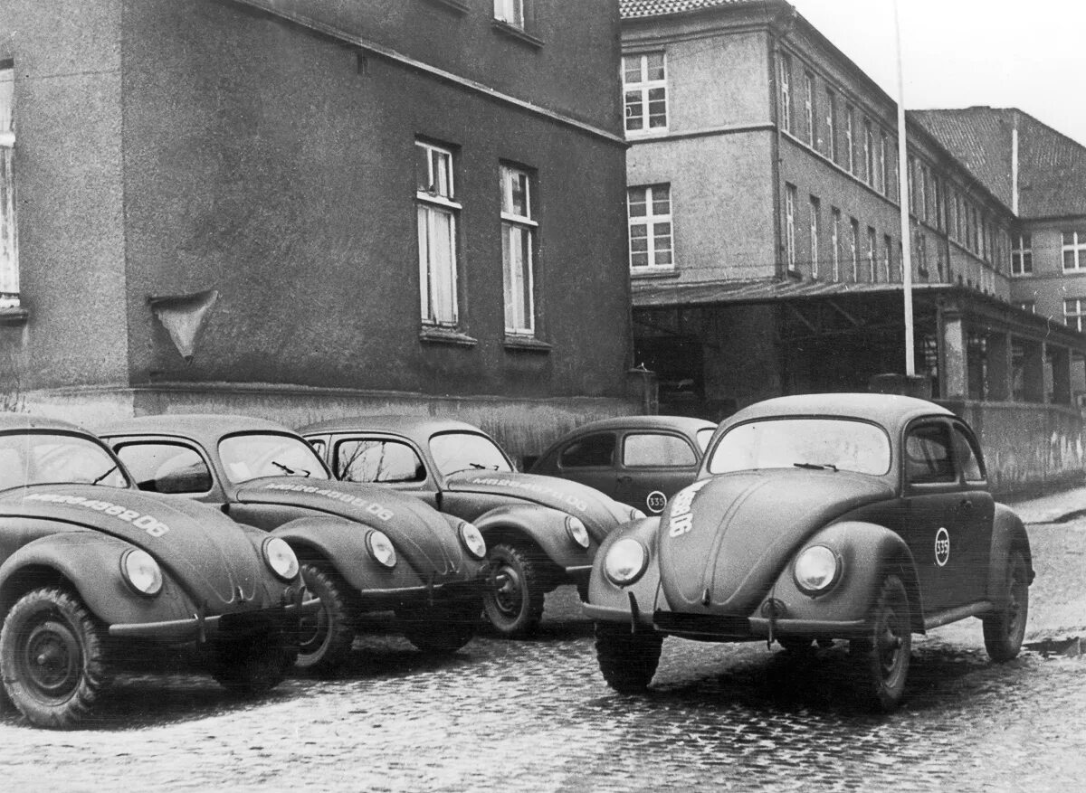 Первые автомобили volkswagen. Volkswagen Beetle Жук 1938. Фольксваген Жук Фердинант Порше. Volkswagen 1945.