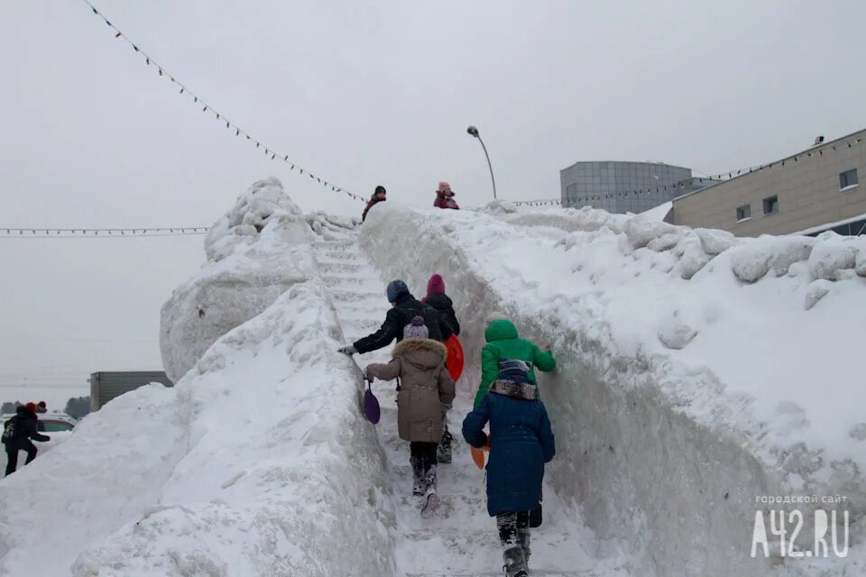 Горка в кемерово. Площадь советов кемерово ледовый городок. Горка в кемерово. Большие снежные горки в магадане. Площадь советов кемерово ледовый городок.