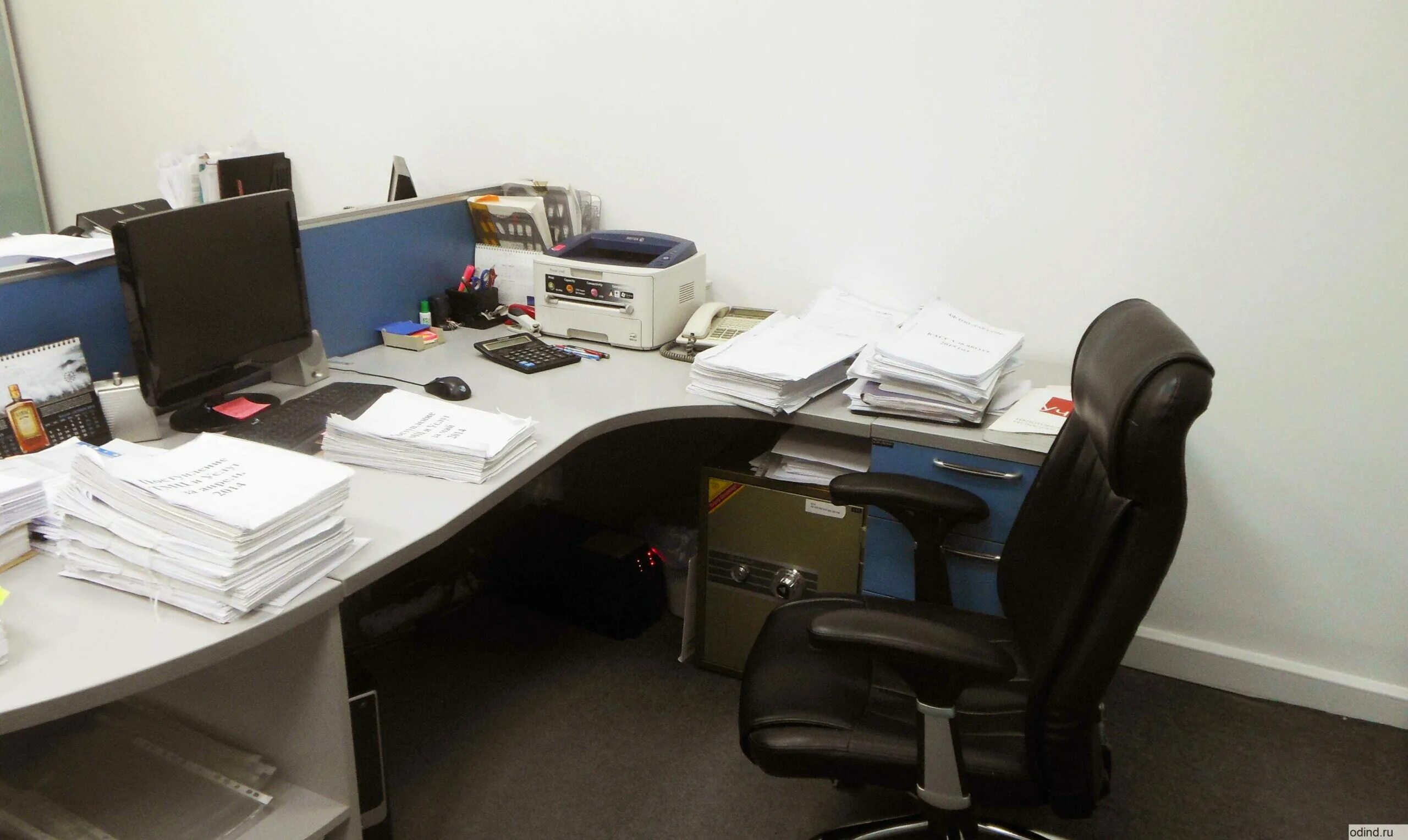 Стол офисный. Оборудованное рабочее место в офисе. Стол бухгалтера. Стол рабочий офисный. Рабочее место бухгалтера.