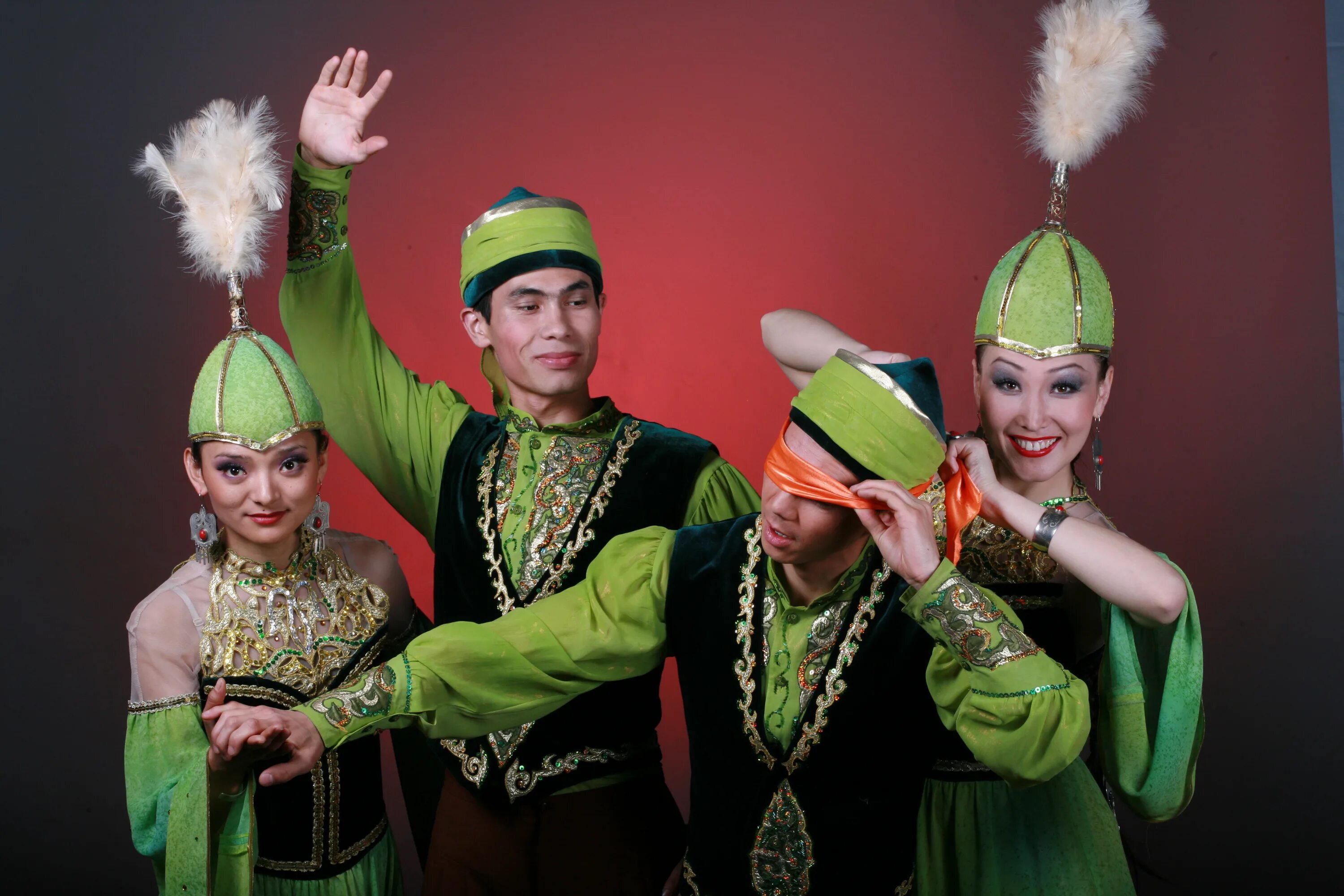 Билеты театр национально. Казахский танец. Ансамбль наз. Казахские современные танцевальные костюмы. Национальный танец казахов.