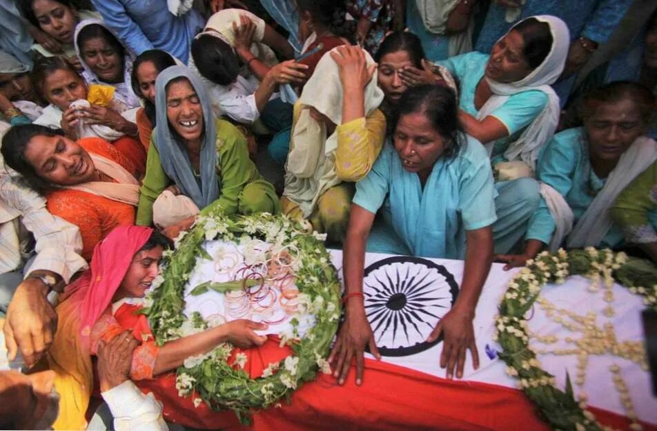 Индийская революция ганди. Погребальный обряд в индии. Кремирование варанаси. Как хоронят в индии. Погребальные костры в индии варанаси.