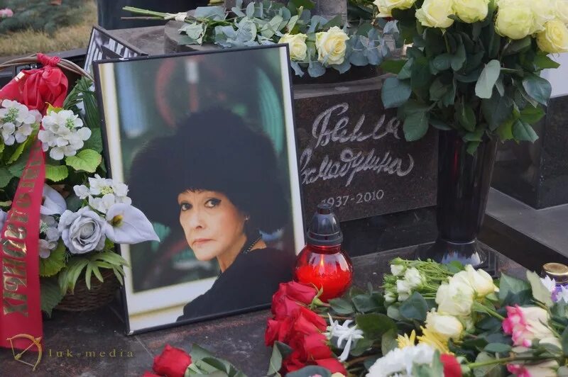 Похороны Беллы Ахмадулиной. Могила Беллы Ахмадулиной на Новодевичьем кладбище. Умершие поэтессы