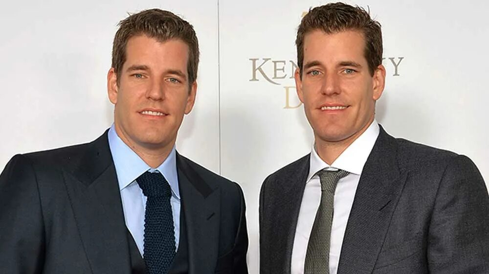 Близнецы бизнесмены. Братья близнецы мужчины. Близнецы бизнесмены. Алекс и чарли котце. Молодые близнецы криптоинвесторы.