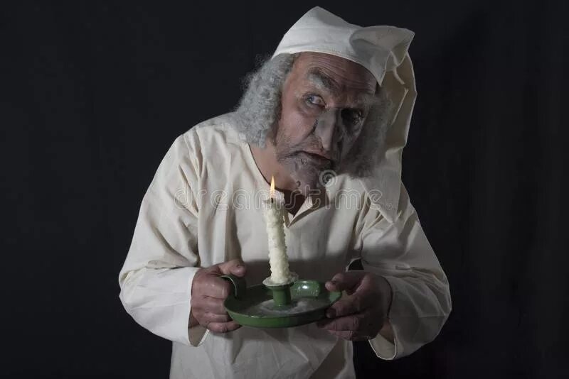 бабулька на торт. эбенезер скрудж джим керри. человек со свечкой. дед со свечкой. с др старуха торт.